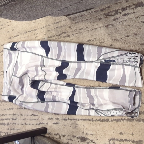 Lululemon True Self Crop Bleacher Stripe White Black - Picture 7 of 11